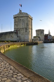 France, Charente-Maritime (17), La Rochelle, la Tour Saint-Nicolas à gauche et la Tour de la Chaîne à droite protègent l'entrée du Vieux Port, la tour de la Lanterne en arrière plan