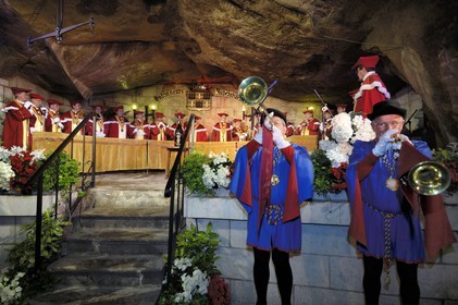 France, Indre et Loire (37), Chinon, les Caves Painctes, confrérie des bons entonneurs rabelaisiens lors du Chapitre de la Fleur