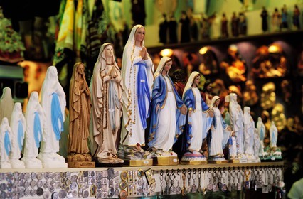 France, Hautes-Pyrénées (65), Lourdes, des marchands dans le quartier du sanctuaire