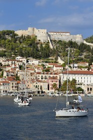 Croatie, Dalmatie, cote dalmate, Ile de Hvar, la ville de Hvar dominé par la Forteresse Espagnole