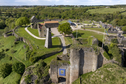 France, Vendée (85), Tiffauges, le chateau de Tiffauges,  ancien chateau fort en ruines où résida Gilles de Rais et spécialisé dans les machines de guerre médiévales (vue aérienne)