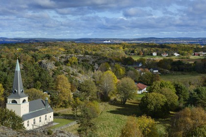Suède, Västra Götaland, Iles Koster, Sydkoster, l'église de l'ile vue du rocher de Valfjäll, ferry en provenance de Stromstad et la côte du continent en arrière plan