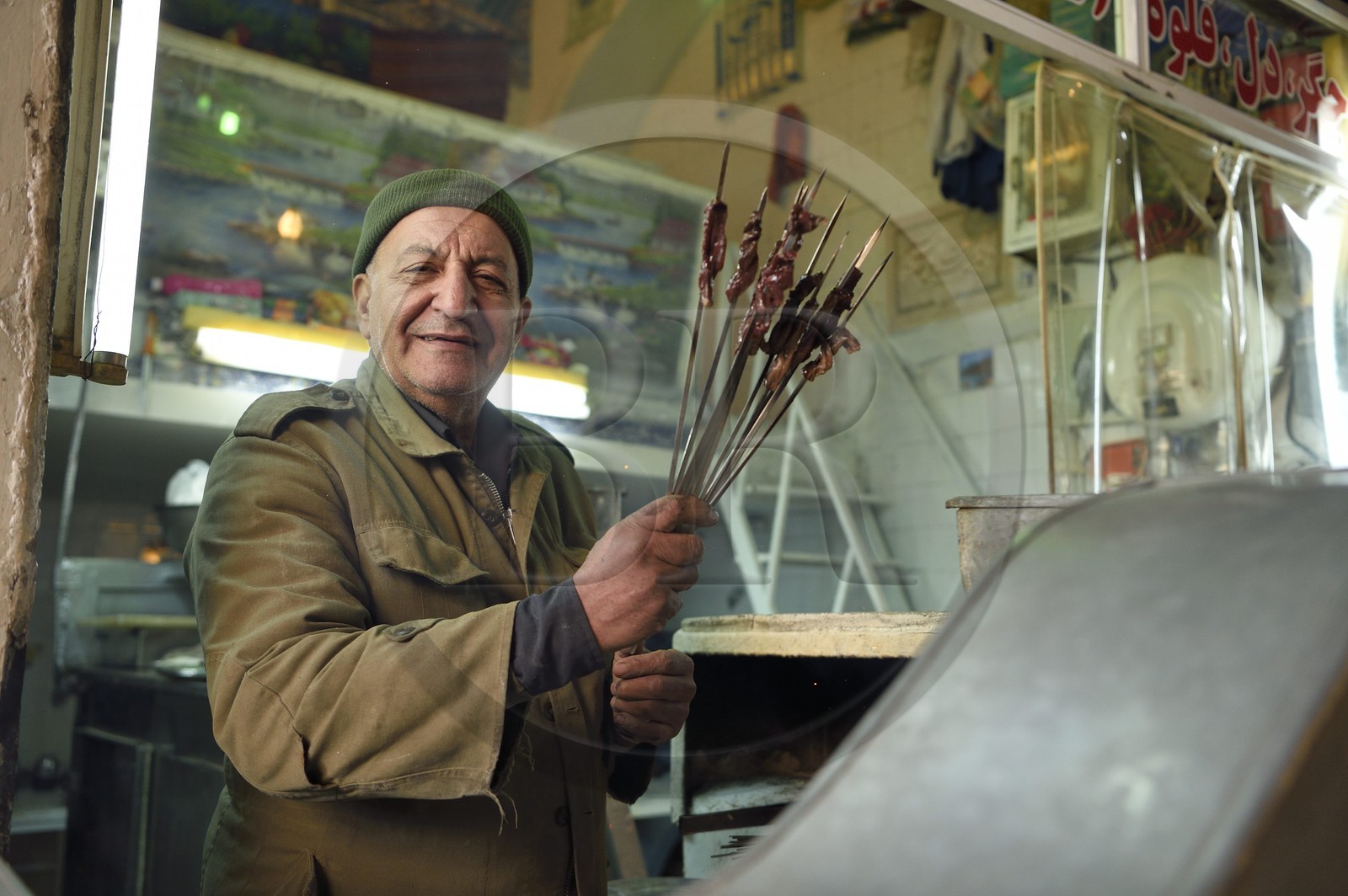 Iran, province d'Ispahan, Ispahan, vendeur de brochettes de foie dans le bazar