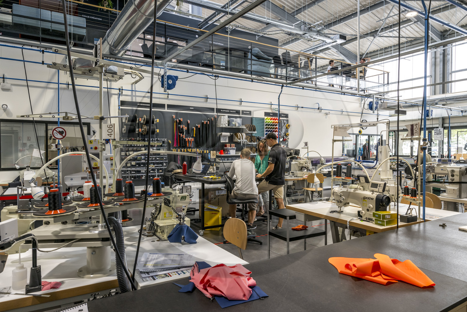 France, Charente-Maritime (17), La Rochelle, centre de co-conception Tribord Sailing Lab de la marque Decathlon, une équipe projet au travail avec un designer, un ingénieur et une prototypiste