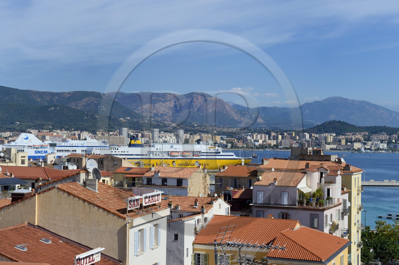 France, Corse-du-Sud (2A), Ajaccio, immeubles du centre ville et ferrys à quai