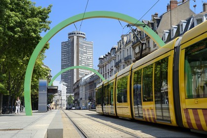 France, Haut-Rhin (68), Mulhouse, tramway passant sous des Arches de Daniel Buren dans l'avenue du President Kennedy, Tour de l'Europe de l'architecte François Spoerry en arriere plan