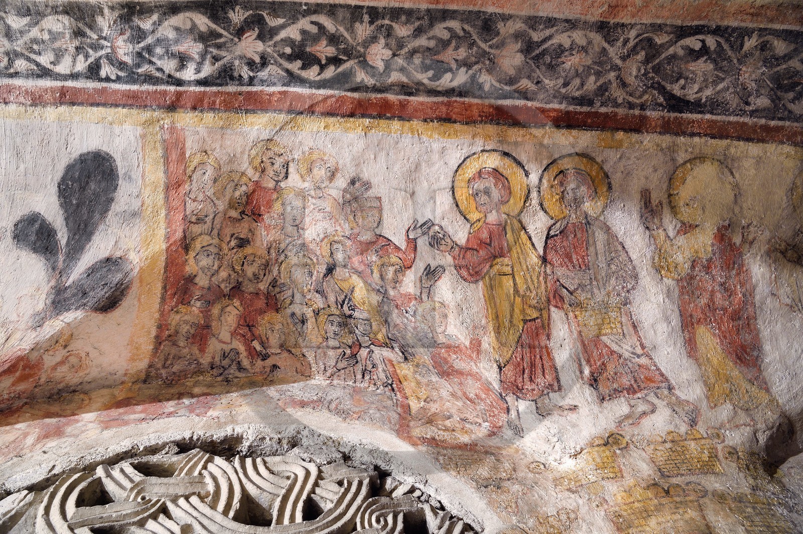 France, Puy-de-Dôme (63), Clermont-Ferrand, cathédrale Notre-Dame de l'Assomption, galerie du déambulatoire principale dans la crypte du Xe siècle, peintures murales romanes fin XIIe siècle représentant la vie publique du Christ avec la multiplication des pains