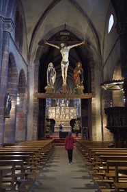 France, Haut-Rhin (68), Kaysersberg, église Sainte-Croix, Christ triomphant avec statues de la Vierge et de Saint-Jean du XVe siècle suspendus sous la voûte du transept et le choeur avec le retable de la Passion en bois de 1518 du sculpteur Jean Bongart en arrière plan