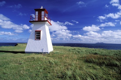 Canada, province de Québec, îles de la Madeleine, île du Havre aux Maisons, phare en bois du cap Alright et île d' Entrée au loin