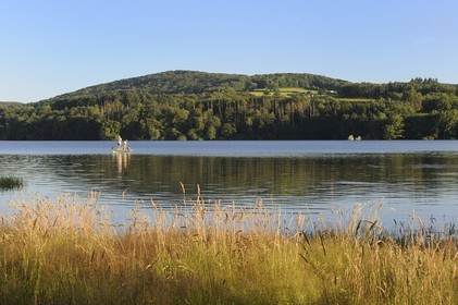 France, Nièvre (58), lac de Pannecière, pêche à la ligne en soirée
