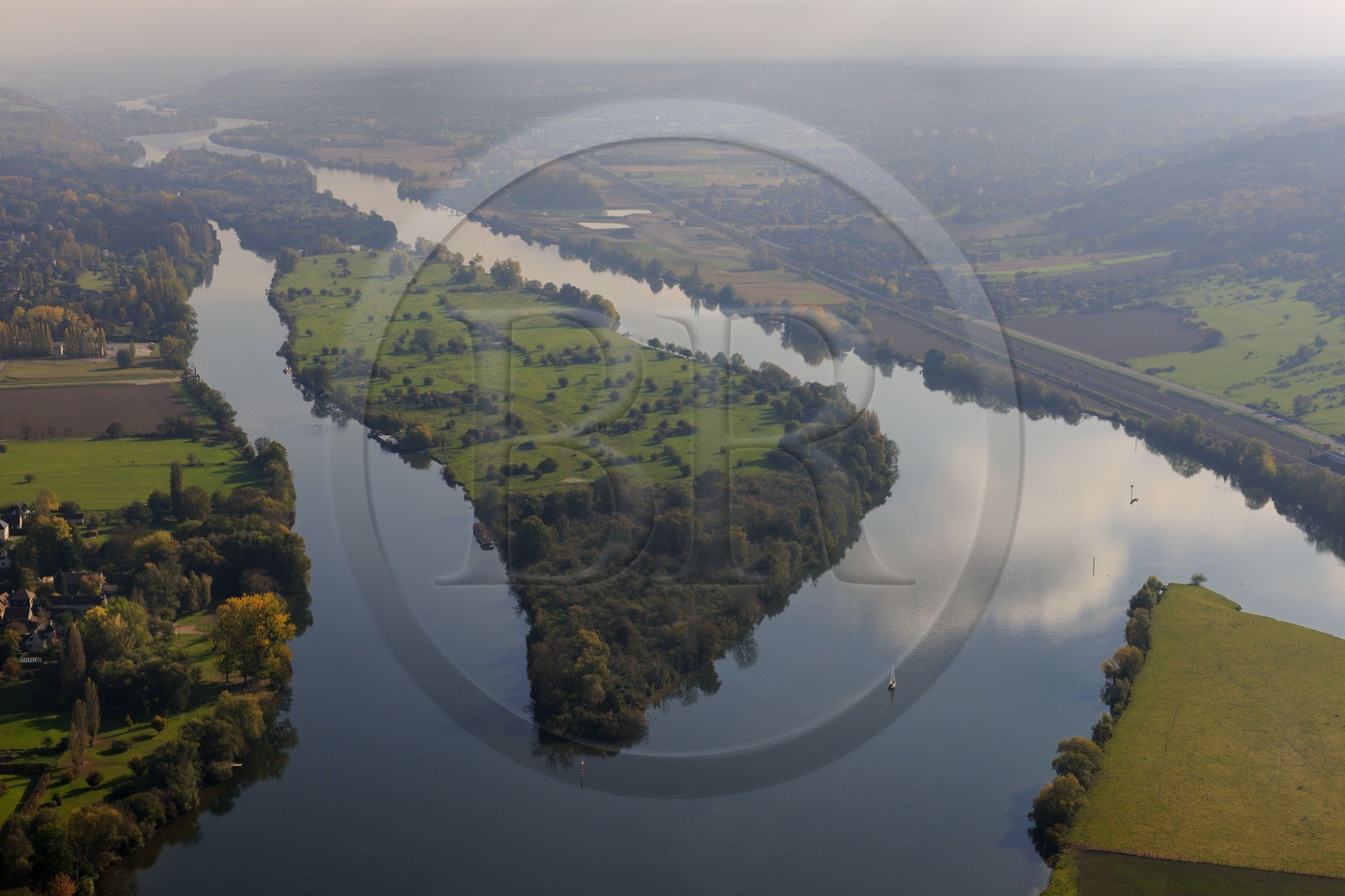 France, Eure (27), la Seine en aval de Vernon vers Notre-Dame-de-l'Isle, petit voilier naviguant devant l'ile Emient (vue aérienne)