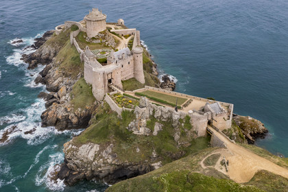 France, Côtes d'Armor (22), Grand Site de France Cap d'Erquy – Cap Fréhel, Plévenon, le Fort La Latte ou château de la Roche Goyon du XVème siècle (vue aérienne)
