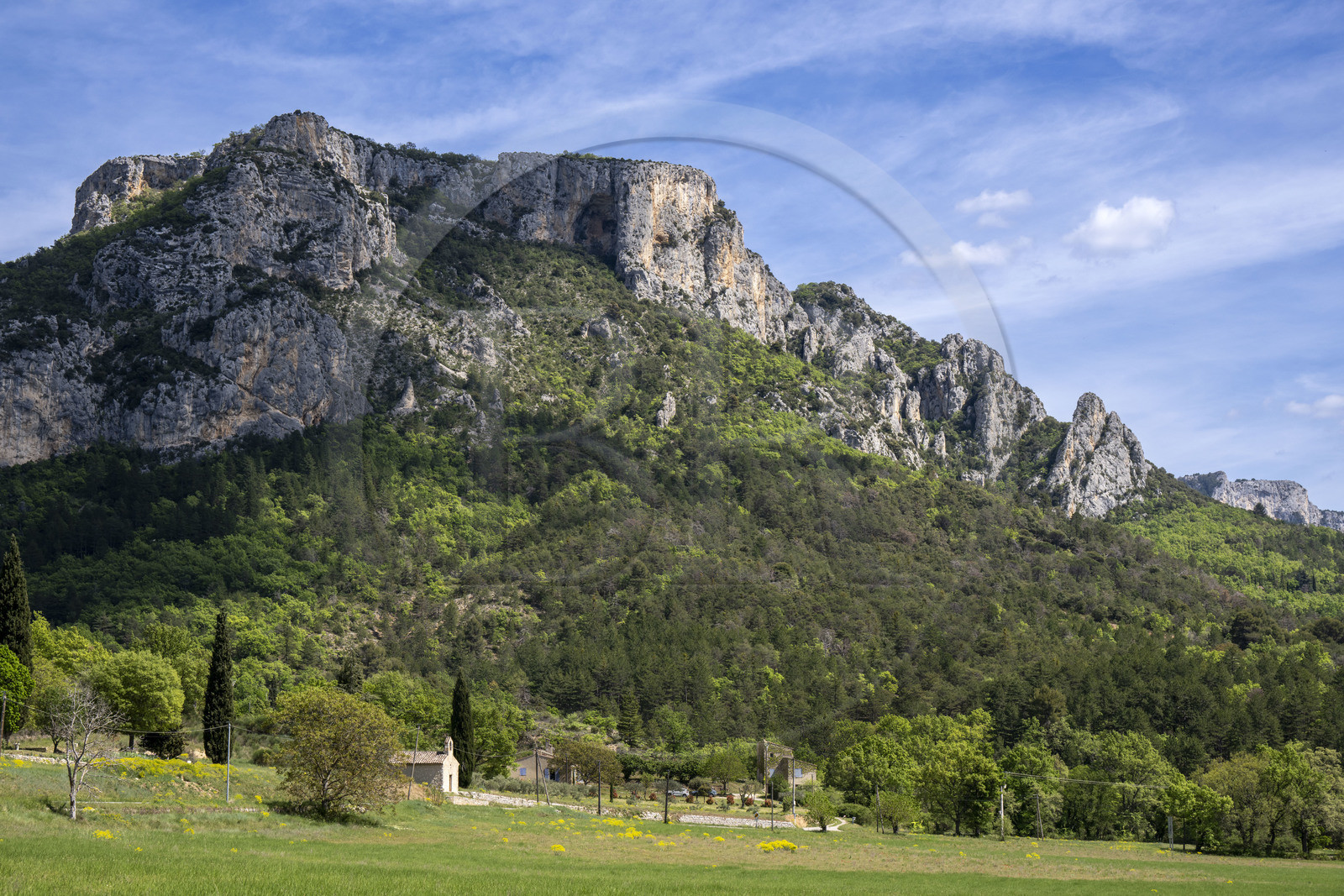 France, Alpes-de-Haute-Provence (04), Parc Naturel Régional du Verdon, Moustiers-Sainte-Marie, la crête de l'Ourbes, point de départ de la barre rocheuse qui domine la rive droite des Gorges du Verdon