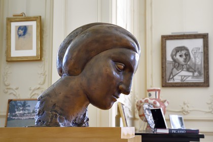 France, Alpes-Maritimes (06), Cannes, la villa La Californie où vécu Pablo Picasso, aujourd'hui renommé le Pavillon de Flore par Marina Picasso, sculpture de Pablo Picasso (Tête de femme - Boisgeloup 1931)  dans le salon