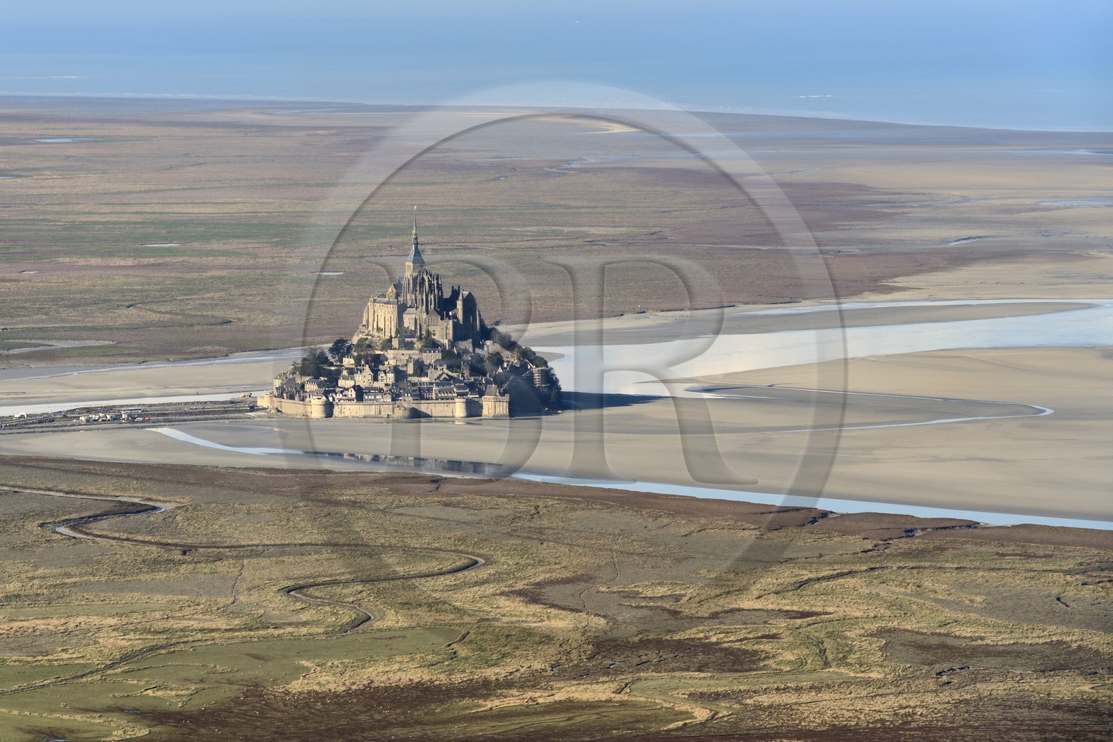 France, Manche (50), Baie du Mont-Saint-Michel, classée Patrimoine Mondial de l'UNESCO, le Mont-Saint-Michel, prés salés et bras de mer à marée basse en premier plan (vue aérienne)