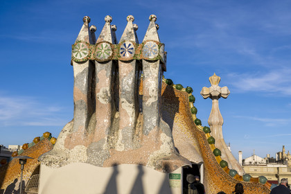 Espagne, Catalogne, Barcelone, quartier de l'Eixample, Passeig de Gracia, Casa Batllo de l'architecte du modernisme catalan Antoni Gaudi, site classé au Patrimoine Mondial de l'UNESCO, cheminées, toiture suggérant l'échine du dragon et tour couronnée d'une flèche en céramique surmontée d'une croix typique de Gaudi