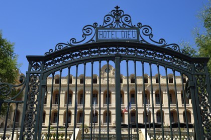 France, Bouches-du-Rhône (13), Marseille, quartier du Panier, l'hôtel Intercontinental et ancien hôtel Dieu (XVIe siècle)