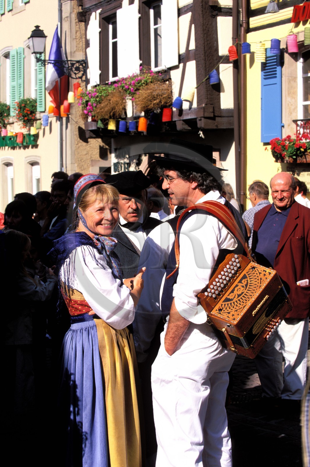 France, Haut-Rhin (68), Eguisheim, labellisé Les Plus Beaux Villages de France, fête du vin, un couple d' alsacien en costume