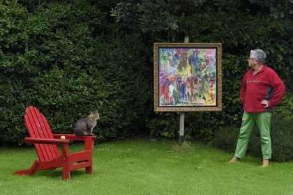 France, Finistère (29), Lannilis, Prat Ar Coum, l'artiste peintre Loic Madec dans son jardin