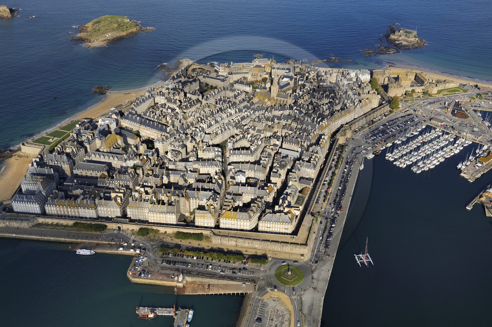 France, Ille-et-Vilaine (35), côte d'émeraude, la vieille ville fortifiée de Saint-Malo à l'abris de ses remparts, le Fort national construit par Vauban et Garangeau au XVIIème siecle sur l'ile à droite et le chateau (vue aérienne)