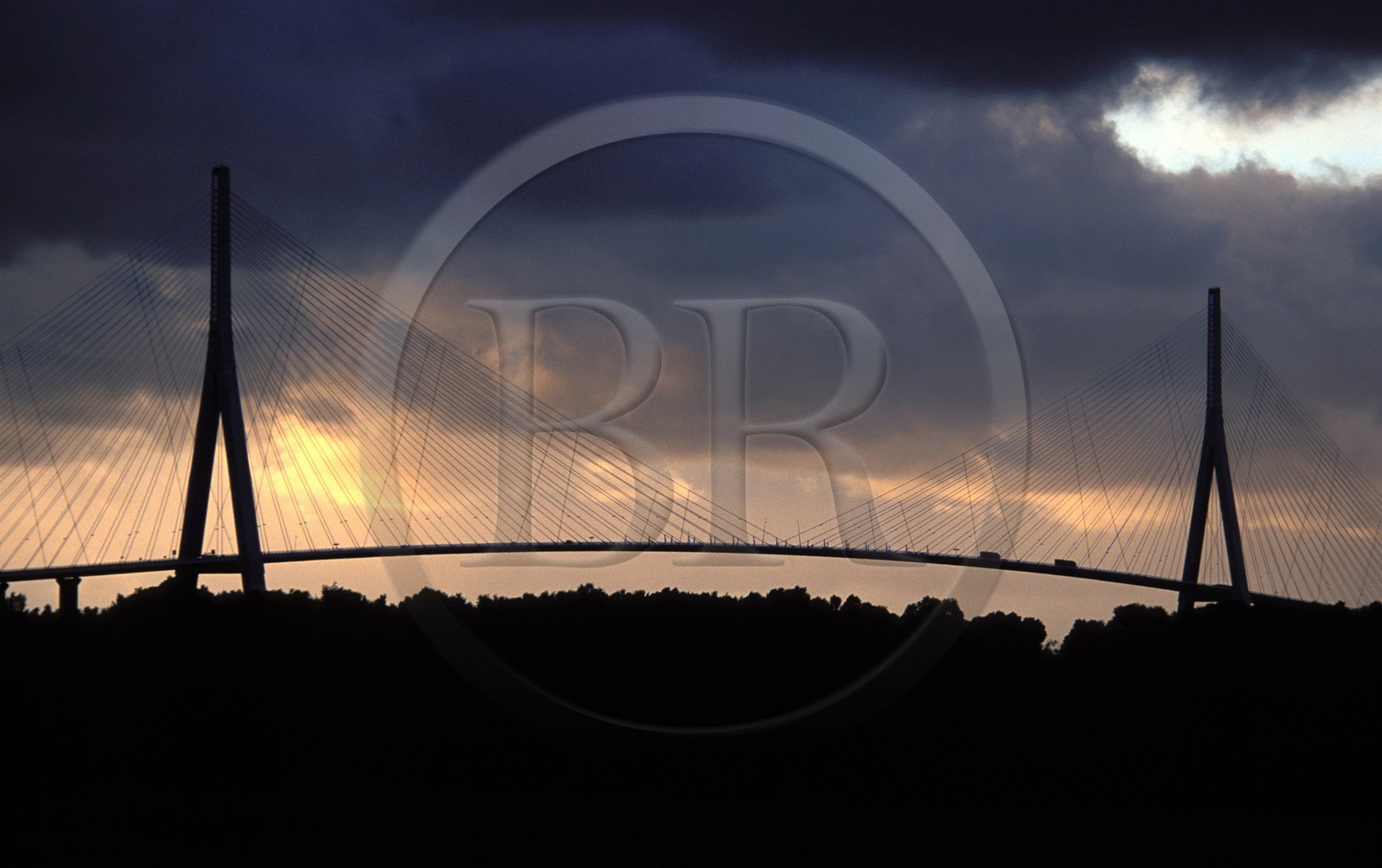 France, Calvados (14), Pont de Normandie au crépuscule