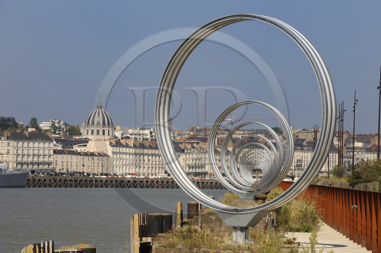 France, Loire-Atlantique (44), Nantes, l'Ile de Nantes, les anneaux de Buren sur les quais de Loire