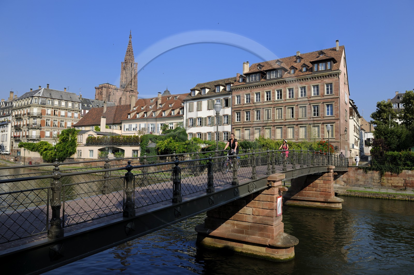 France, Bas-Rhin (67), Strasbourg, les bords de l'ill face au quai des Bateliers, la cathédrale et la Passerelle de l'Abreuvoir