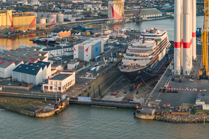 France, Loire-Atlantique (44), Saint-Nazaire, le chantier du super-yacht de luxe Ritz-Carlton Luminara dans la forme Joubert, les tours d'éoliennes à droite sont stockées avant embarquement (vue aérienne)