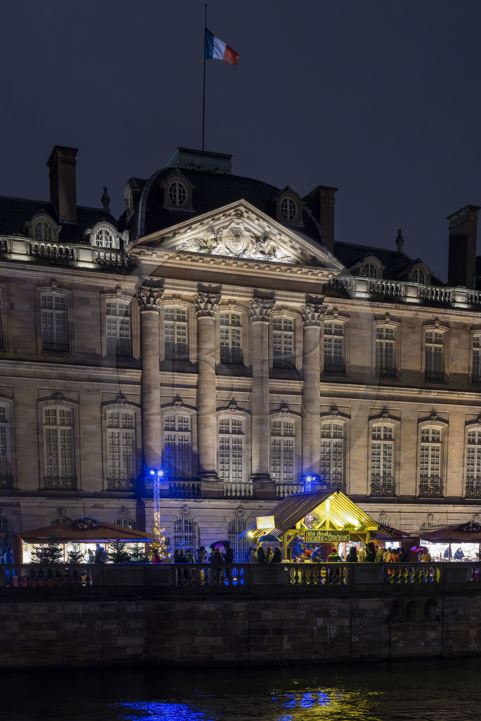 France, Bas-Rhin (67), Strasbourg, vieille ville classée au Patrimoine Mondial de l’UNESCO, les berges de l'Ill face au quai des Bateliers sous le Palais Rohan