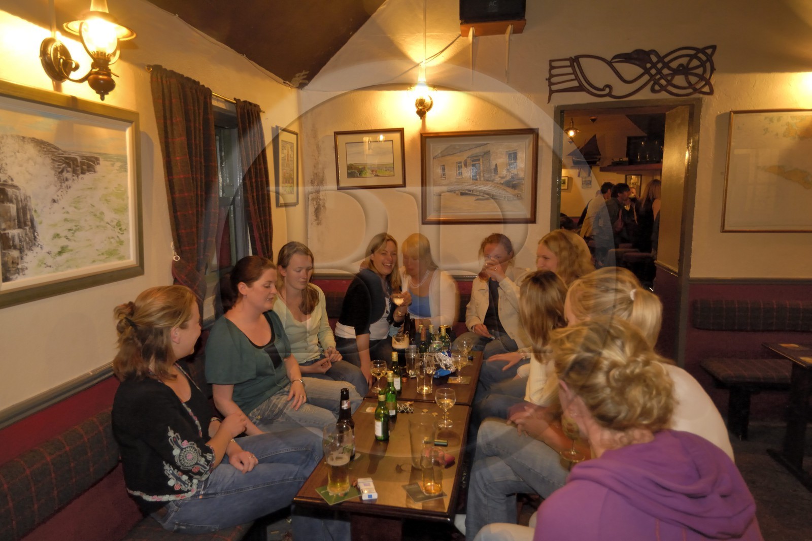 Irlande, Comté de Galway, Aran Islands, Inishmaan, soirée d'étudiantes en gaelic à l'unique pub de l'ile