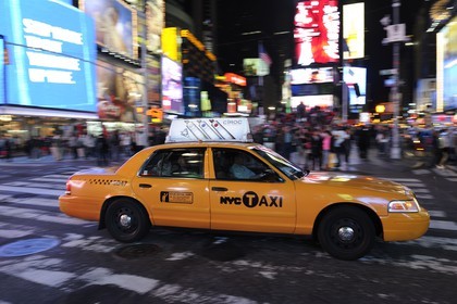 Etats-Unis, New York, Manhattan, Theater district sur Broadway, taxi jaune à Times Square