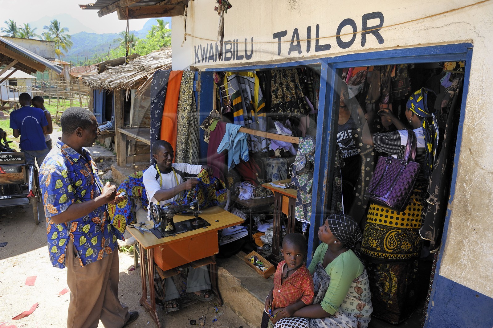 Tanzanie, région de Morogoro, les Monts Uluguru, village de Matombo, boutique du couturier