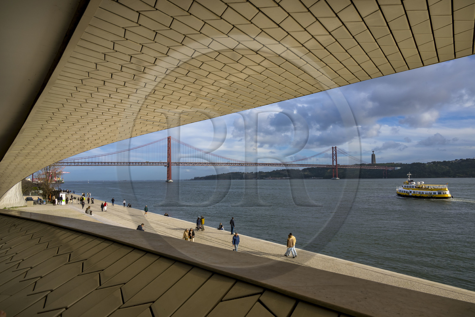 Portugal, Lisbonne, quartier de Belem, MAAT (Musée d'Art, Architecture et Technologie ou Museu de Arte, Arquitetura e Tecnologia) sur les bords du Tage, inauguré en 2016 et conçu par l'architecte britannique Amanda Levete, le pont Ponte 25 de Abril en arrière plan