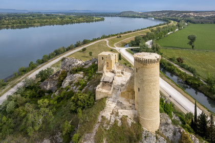 France, Vaucluse (84), Châteauneuf-du-Pape, le chateau de L'Hers (Xe siècle) sur les bords du Rhone domine la véloroute Via Rhona (vue aérienne)
