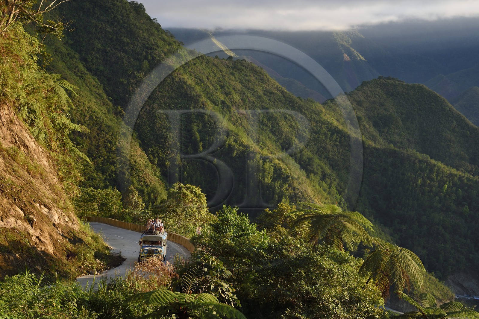 Philippines, province d'Ifugao, région de Banaue, jeepney (jeep allongée pour le transport de passagers) progressant sur une route de montagne vers Batad