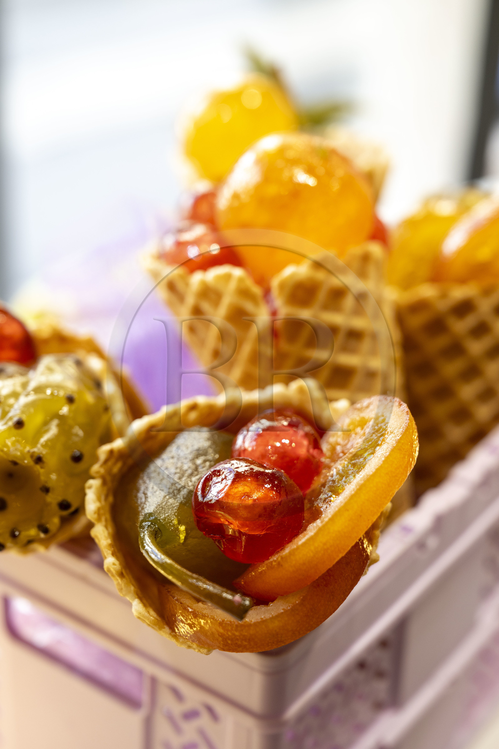 France, Bouches-du-Rhône (13), Parc Naturel Régional des Alpilles, Saint-Rémy-de-Provence, Maison Lilamand, confiserie traditionnelle de fruits confits et calissons, réalisation avec de la poire, figue de barbarie, orange, cerise et clémentine