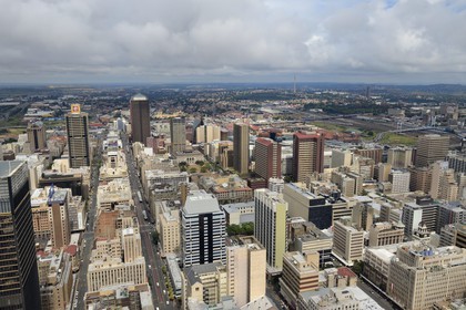 Afrique du Sud, province de Gauteng, Johannesburg, CBD (Central Business District), vue du centre ville depuis la tour du Carlton Center avec les terrils de Soweto à gauche et le Pont Nelson Mandela à droite en arrière plan