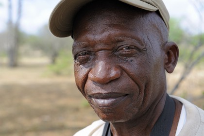 Tanzanie, Reserve de gibier de Selous une des plus grandes zones protégées au monde et inscrite sur la liste du patrimoine mondial de l’Unesco depuis 1982, Mtambo le ranger du Selous Camp