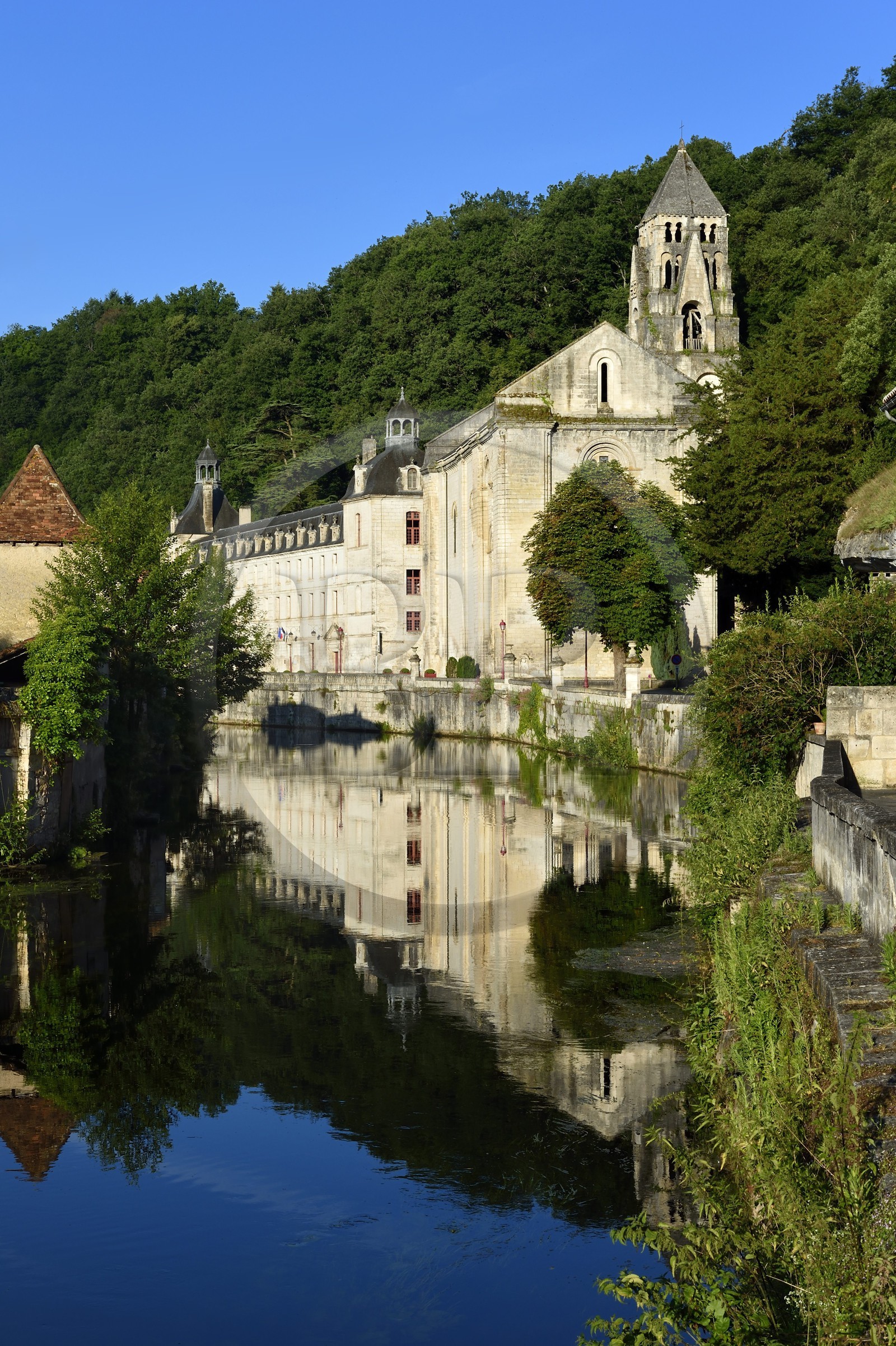 France, Dordogne (24), Brantôme, la Dronne et l'abbaye bénédictine Saint-Pierre de Brantôme