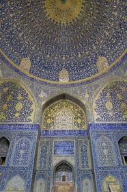 Iran, province d'Ispahan, Ispahan, la mosquée de l'Imam ou mosquée du Chah (Shah), vue intérieure de la coupole haute couverte de céramiques polychromes destinées à donner un sentiment de transcendance céleste