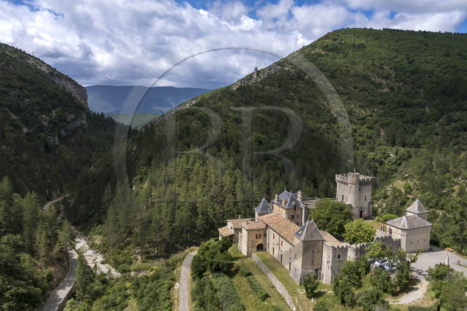 France, Drôme (26), parc naturel régional des Baronnies provençales, Aulan, château (XIIe siècle reconstruit XIXe siècle), les gorges d'Aulan qui longent le Toulourenc en arrière plan (vue aérienne)