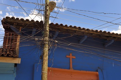 Nicaragua, Leon, réseau de cables électriques et téléphoniques dans la rue Ruben Dario