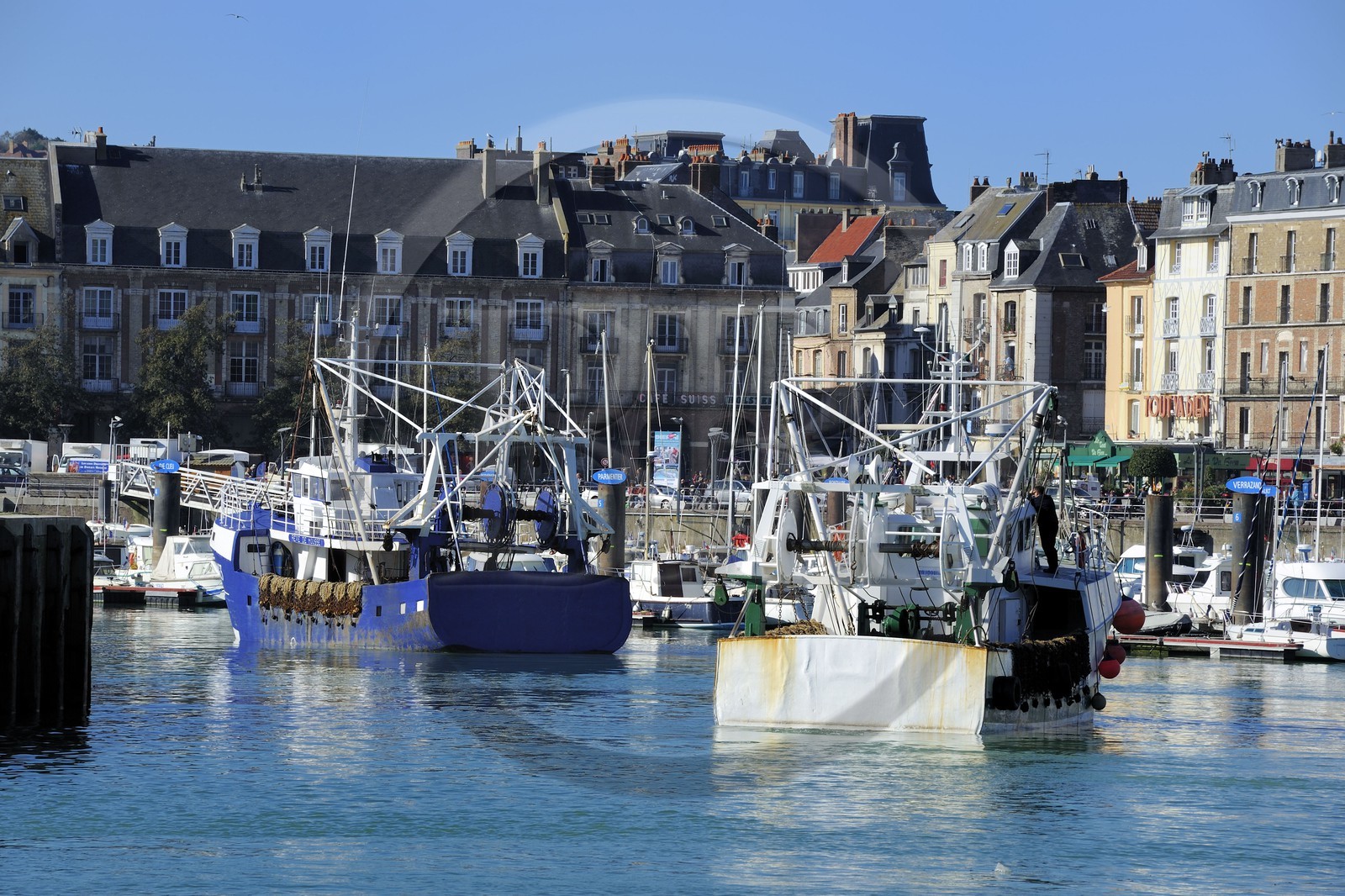 France, Seine-Maritime (76), Dieppe, chalutiers dans le port