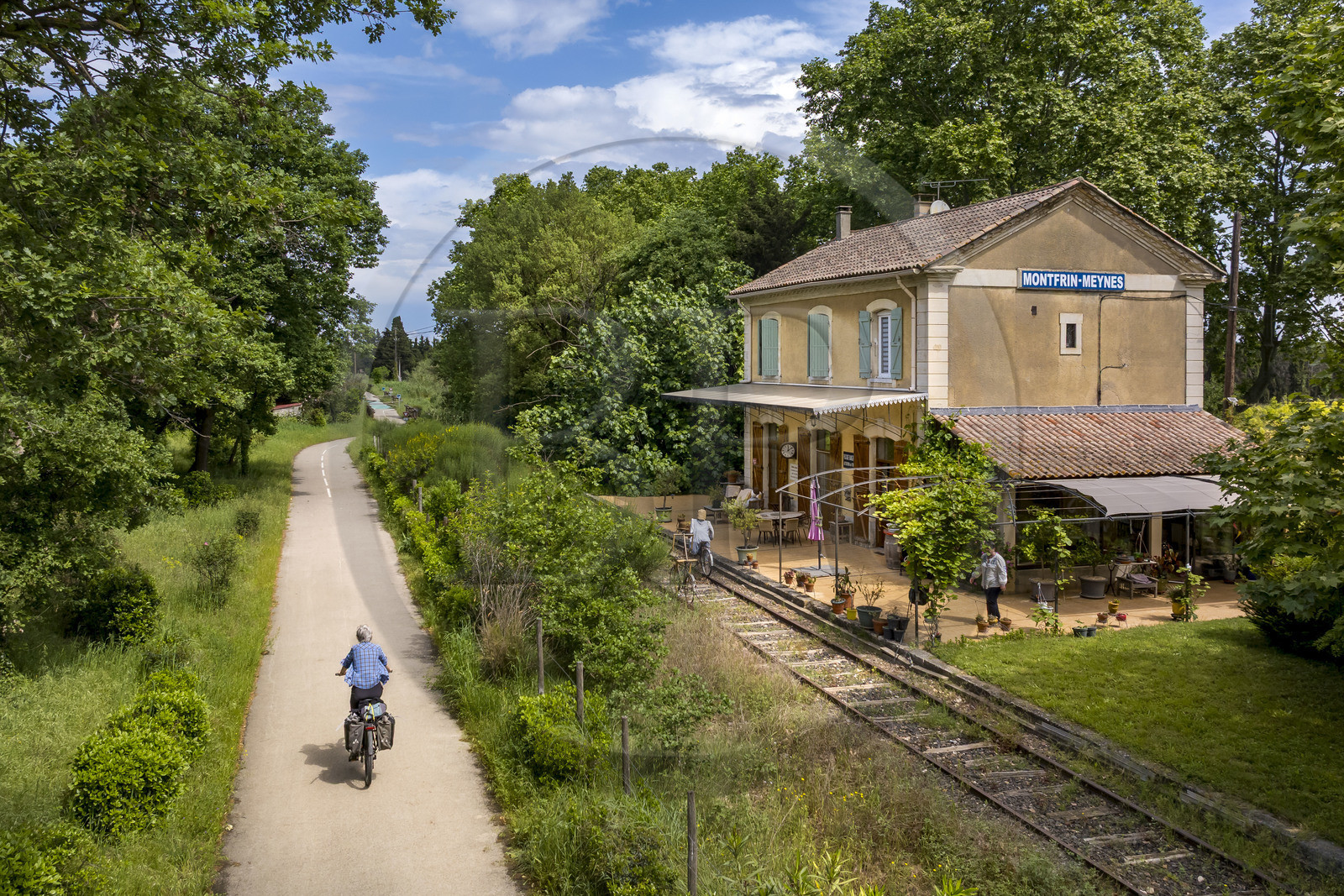 France (30), Gard, Montfrin, ancienne gare de Montfrin-Meynes, propriété aujourd'hui de Claudie et Yvon Beuraert,longée par la piste cyclable de la voie verte du Pont du Gard