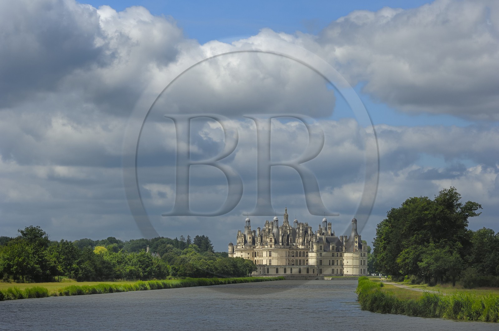 France, Loir et Cher (41), Vallée de la Loire classée Patrimoine Mondial de l' UNESCO, château de Chambord depuis le grand canal