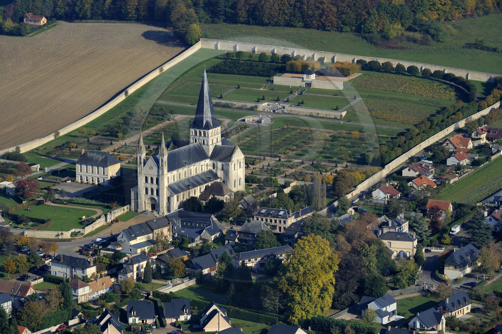 France, Seine-Maritime (76), Saint-Martin-de-Boscherville, Abbaye Saint-Georges de Boscherville du XIIe siècle (vue aérienne)