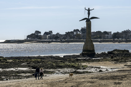 France, Loire Atlantique, Estuaire de la Loire, Saint Nazaire, la Grande plage, American Monument called Sammy built in memory of the American landing of June 26, 1917 in Saint-Nazaire on the waterfront beach