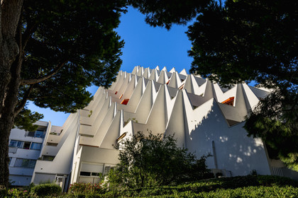 France, Hérault (34), La Grande-Motte, labellisé patrimoine du XXème siècle, quartier du Levant à l'Est du port, l'immeuble Le Babylone des architectes Henri Castella et Vignal