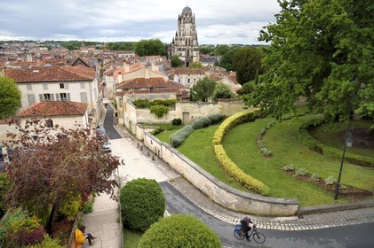 France, Charente-Maritime (17),  Saintonge, Saintes, la rue des jacobins dans la vieille ville et la cathédrale Saint-Pierre à droite, l'Abbaye aux Dames en arrière plan