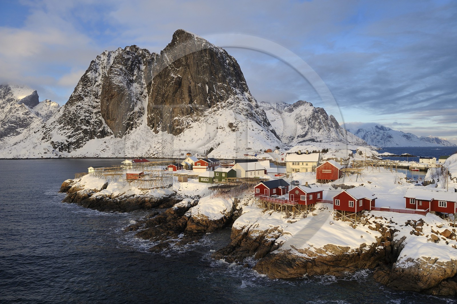 Norvège, Nordland, Iles Lofoten, Ile de Moskenes, le port de pêche de Hamnoy près de Reine, accrochage du cabillaud (morue) pour le séchage